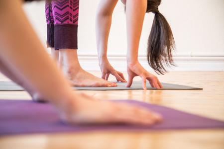 Verabreden für einen gemeinsamen Yogakurs: Wer sich mit anderen zusammenschließt, bleibt eher an seinen Sport-Vorhaben dran. 