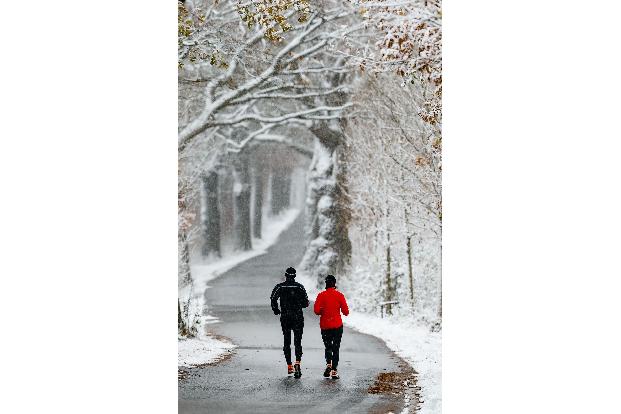 Jeden Samstag eine große Runde laufen: Wenn Sporteinheiten zur festen Gewohnheit geworden sind, fällt es mit der Zeit immer leichter, sich aufzuraffen - auch im Winter. 