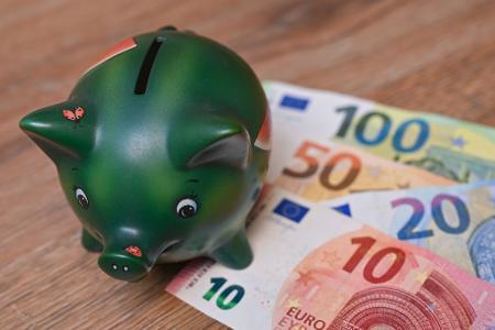 Deutsche legen viel Geld auf die hohe Kante (Symbolbild)