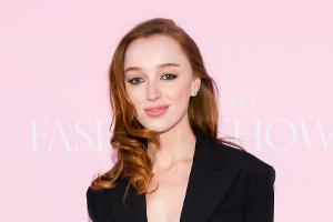 "Bridgerton"-Star Phoebe Dynevor entdeckt die 90er-Jahre für sich