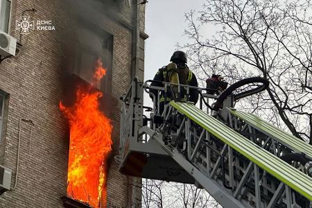 Die ukrainische Hauptstadt verzeichnet nach einem russischen Drohnenangriff mehrere Brände und Verletzte. Die ukrainische Hauptstadt verzeichnet nach einem russischen Drohnenangriff mehrere Brände und Verletzte.