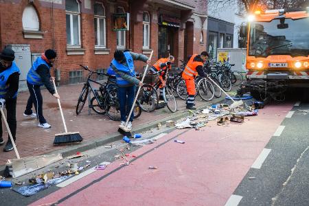 Das große Aufräumen nach der Silvesterparty läuft.