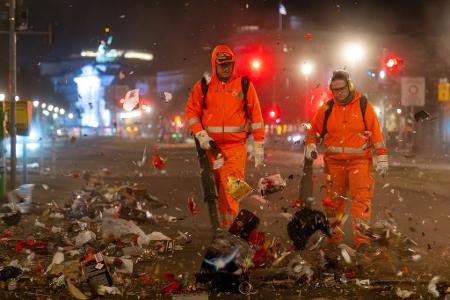 Der Rest vom Fest - hier machen sich Berliner Reinigungskräfte ans Werk.