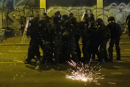 Auch das war Silvester: Angriffe auf die Polizei wie hier in Leipzig.