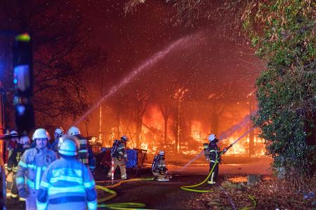 In Neuwied brannte eine Lagerhalle ab.