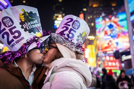 Ein liebevolles neues Jahr wünscht sich dieses Paar in New York. 