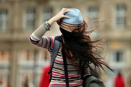 Es gibt Tage (oder das ganze erwachsene Leben), da ist man einfach durch den Wind - keine Sorge, das ist so sympathisch, das Mode-Experten diesen Look nun zum Trend erklären. (Symbolbild)