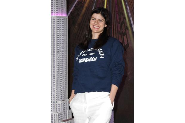 'The White Lotus'-Star Alexandra Daddario wurde am 31. Oktober Mutter – an Halloween. Sie bewies auch Humor, denn ihren kleinen Sohn zeigte sie auf Instagram, wie er von vielen Süßigkeiten umgeben war ...