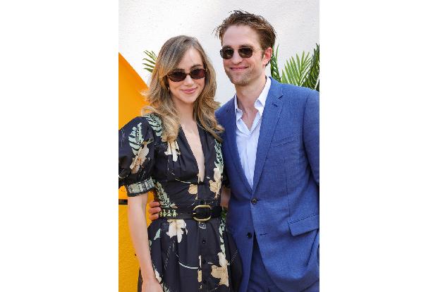 Robert Pattinson ist seit März Papa. Der Schauspieler und seine Verlobte Suki Waterhouse halten sich sehr bedeckt, wenn es um ihre kleine Tochter geht. Aber der Brite konnte dann noch nicht an sich ha ...