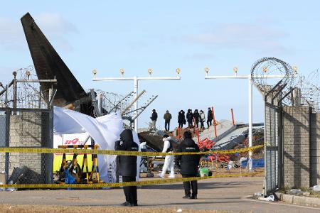 Die Polizei durchsuchte den Flughafen und das Büro der betroffenen Airline.