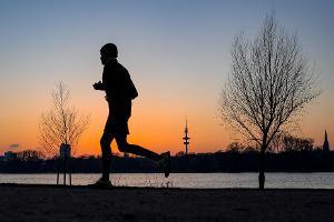2025 mehr Sport treiben? Ultra-Athlet Arda Saatçi gibt Tipps