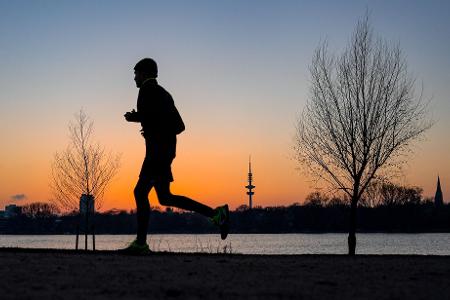 Den inneren Schweinehund zu überwinden und regelmäßig Sport zu treiben, erfordert Disziplin und Spaß an der Bewegung, erklärt Extremsportler Arda Saatçi. Den inneren Schweinehund zu überwinden und regelmäßig Sport zu treiben, erfordert Disziplin und Spaß an der Bewegung, erklärt Extremsportler Arda Saatçi.