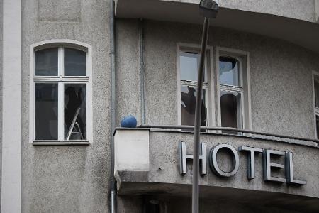 Etliche Fensterscheiben gingen zu Bruch. 