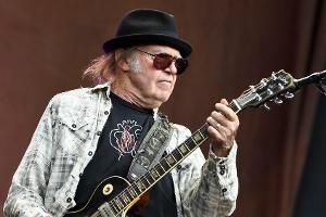 Scharfe Kritik: Neil Young erteilt Glastonbury Festival eine Absage