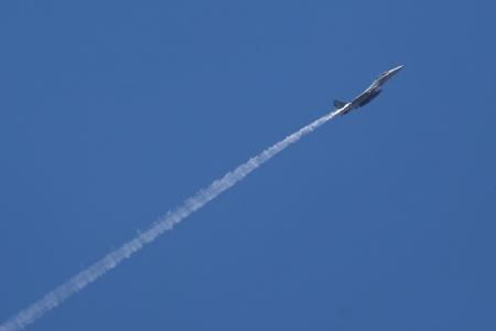 Ein israelischer Kampfjet von einem Luftwaffenstützpunkt in Zentralisrael aus gesehen. (Symbolbild)