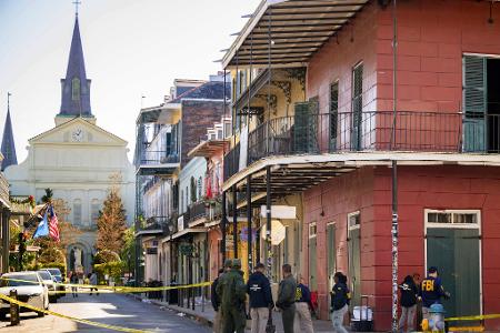 Ein Auto ist in New Orleans in eine Menschenmenge gerast - zehn Menschen starben. Ein Auto ist in New Orleans in eine Menschenmenge gerast - zehn Menschen starben.