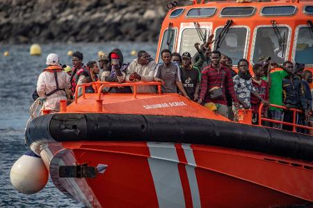 Auf dem Weg in die erhoffte bessere Zukunft verlieren immer wieder Migranten ihr Leben im Meer. (Archivbild)