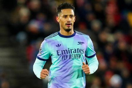 Real Madrid denkt an spektakulären Rekord-Transfer - Real Madrid will William Saliba vom FC Arsenal laut 'Sport' zum teuersten Abwehrspieler aller Zeiten machen. Die Königlichen sind demnach bereit, mehr als 100 Millionen Euro für den 23 Jahre alten Franzosen nach London zu überweisen. Den bisherigen Rekord hält Josko Gvardiol, der 2023 für 90 Millionen Euro von RB Leipzig zu Manchester City gewechselt war.