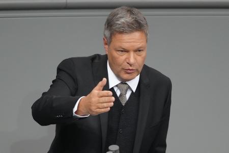 Grünen-Kanzlerkandidat Habeck hält eine Erhöhung der Verteidigungsausgaben auf 3,5 Prozent für nötig. Grünen-Kanzlerkandidat Habeck hält eine Erhöhung der Verteidigungsausgaben auf 3,5 Prozent für nötig.