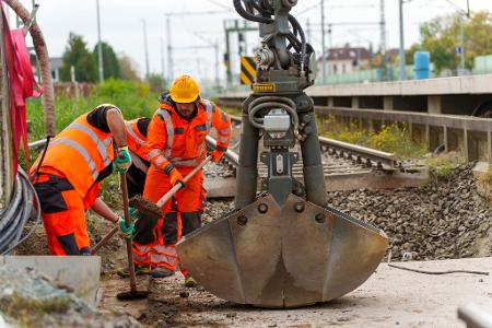 Wie hier auf der Riedbahn wird bis 2030 auf 40 weiteren vielbefahrenen Korridoren gebaut. (Archivbild)