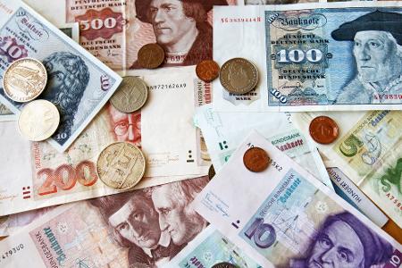 Die Bundesbank tauscht alte D-Mark-Scheine in Euro um. (Archivbild)