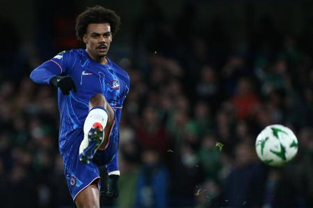 VfB Stuttgart heiß auf Chelsea-Star - Der VfB Stuttgart will im Winter offenbar in der Defensive nachbessern. Der portugiesischen Zeitung 'Record' zufolge sollen die Schwaben ganz konkret Renato Veiga vom FC Chelsea im Auge haben. Der VfB habe sein Interesse bereits offiziell hinterlegt. Auch Juventus Turin und die SSC Neapel sind am Innenverteidiger dran.