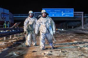 Lkw kommt von der Straße ab - tausende Fische verenden