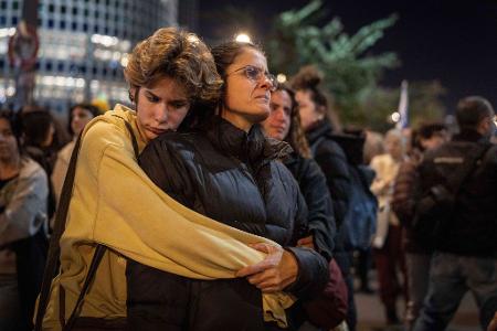 Die Demonstranten unterstellen Netanjahu, er wolle den Krieg verlängern und deshalb einen Geisel-Deal sabotieren.