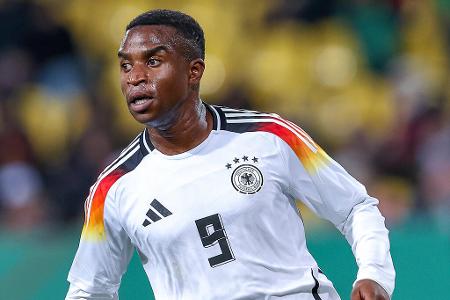 Moukoko zurück in die Bundesliga? - Derzeit ist Youssoufa Moukoko vom BVB an OGC Nizza ausgeliehen, doch so richtig rund läuft es für den Angreifer in Frankreich nicht. Daher bringt 'Bild' Moukoko mit einem Wechsel zurück in die Bundesliga in Verbindung. Dort ist mit Steffen Baumgart ein nachweislich großer Bewunderer nun Trainer bei Union Berlin. Laut dem Boulevard-Blatt könnte Baumgart nun seine Chance wittern und bei Moukoko Ernst machen.