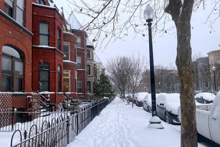 In Washington wachten die Menschen am Morgen mit jeder Menge Schnee auf. 
