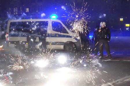 Die Silvesterrakete, die ein Influencer in ein Wohnhaus schoss, hat glücklicherweise niemanden verletzt. (Symbolbild)
