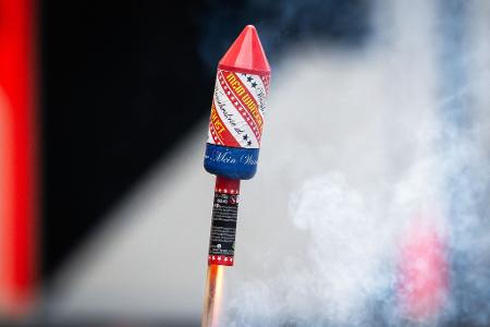 Die brennende Rakete beschädigte in der Wohnung lediglich Möbel. (Symbolbild)