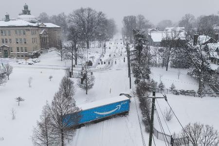 Das Winterwetter sorgt für Verkehrschaos. 