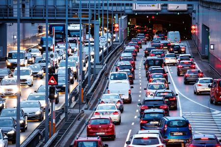Sicher ist dafür, dass die Pendlerpauschale steigt: Ab 2026 soll sie ab dem ersten Kilometer 38 Cent betragen - und nicht ab dem 21. Kilometer wie bisher. Alle Pendler, egal, ob mit Auto, Bahn oder Fahrrad, können damit höhere Kosten in der Steuererklärung ansetzen.