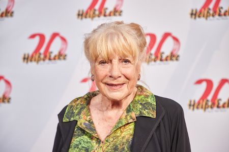 Hannelore Hoger im Portrait auf einem roten Teppich