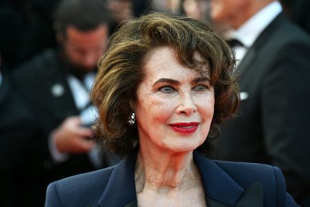 Dayle Haddon auf einem roten Teppich