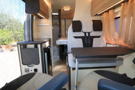 Campingbus, Küche, Sitzgruppe