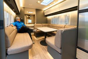 Der Hygge-Wohnwagen mit gigantischer Sitzgruppe