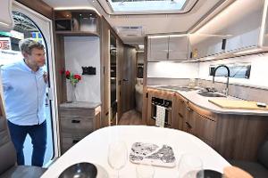 Große Winkelküche im Luxus-Wohnwagen