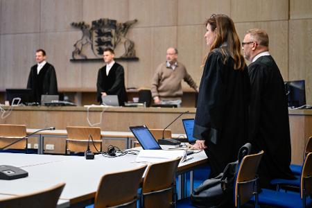 Das Urteil gegen das Paar - hier die Anwälte - könnte im Februar fallen. 