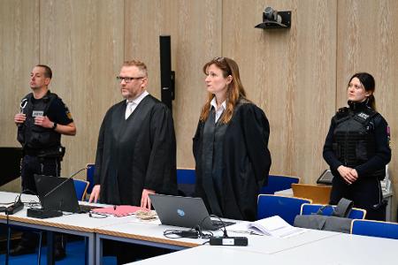 Die Anwälte verlasen Erklärungen der Angeklagten. 