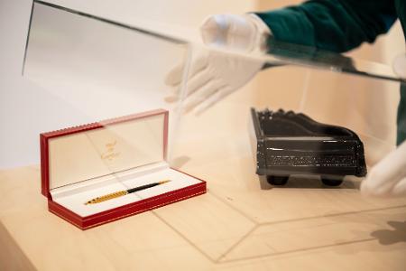 Bei der Vorbesichtigung zur Auktion von persönlichen Gegenständen des 2014 gestorbenen Sängers Udo Jürgens werden ein Stift und ein Aschenbecher gezeigt. Bei der Vorbesichtigung zur Auktion von persönlichen Gegenständen des 2014 gestorbenen Sängers Udo Jürgens werden ein Stift und ein Aschenbecher gezeigt.