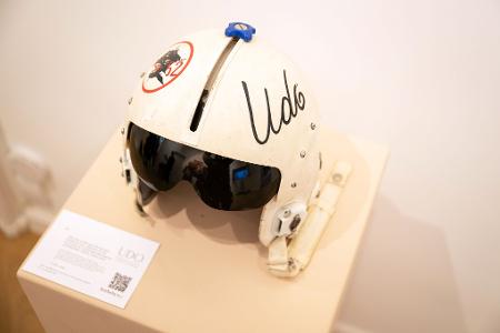 Ein signierter Helm des 2014 gestorbenen Sängers Udo Jürgens.