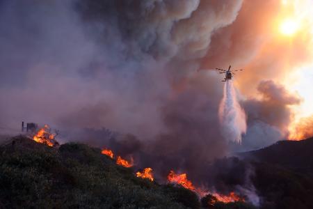 Löscharbeiten aus der Luft sind wegen schwerer Winde kaum möglich. (Foto aktuell)
