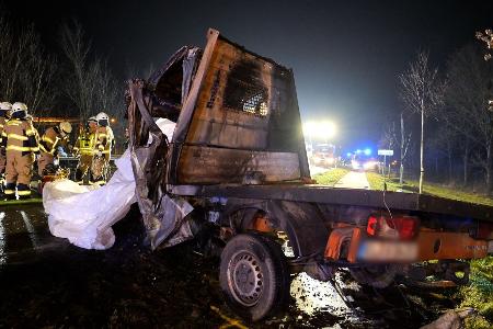 Ein Lkw-Fahrer und alle vier Insassen eines Handwerkerfahrzeugs verunglückten tödlich.