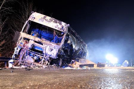 Beide betroffenen Fahrzeuge fingen Feuer.