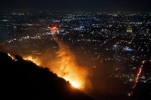 Feuer in den Hollywood Hills - Evakuierungen angeordnet