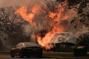Tausende Einsatzkräfte kämpfen gegen Feuer in Los Angeles