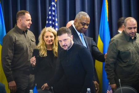 US-Verteidigungsminister Austin (4.v.l.) hat die Militärhilfe von etwa 50 Ländern seit 2022 koordiniert.