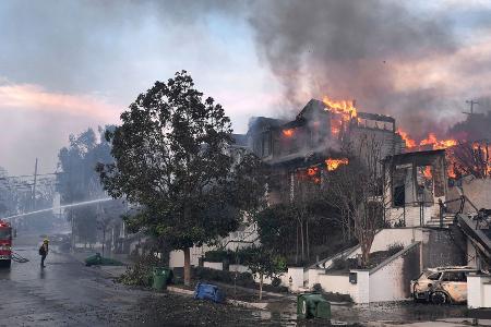 Feuerwehrleute arbeiten in Los Angeles daran, einen Hausbrand zu löschen.